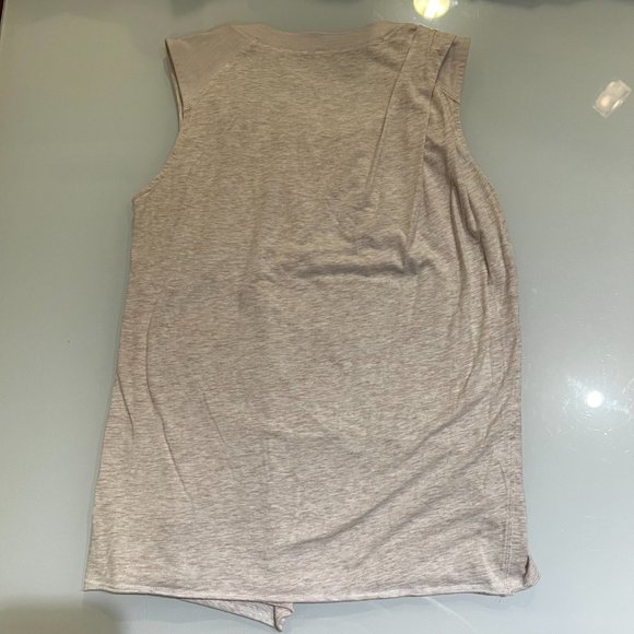 Lululemon To Class Tee, Heathered Dune (very light pinkish tan) Size 6 - Picture 5 of 6